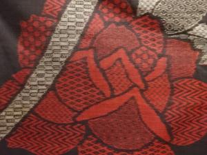 アンティーク　薔薇唐草織出し本場泥大島紬着物